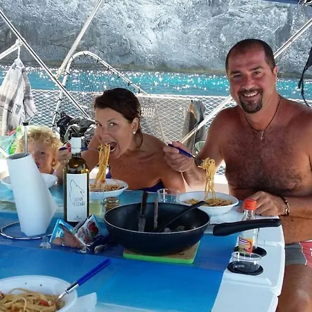 Botel Indigo *
