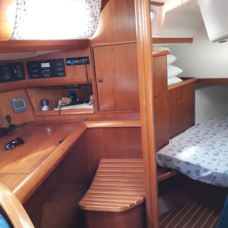Botel Indigo *